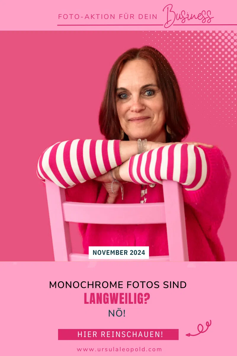 Braunhaarige Frau in einem pink-weißen Shirt sitzt auf einem rosa Stuhl vor einem pinken Hintergrund.